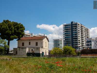 Ci spostiamo ora sul lato opposto della �villetta�, in un�area situata tra via delle Murge e via Tatarella. E qui, tra prati e papaveri, ritroviamo il nostro casello che giace placido di fianco a un maestoso pino